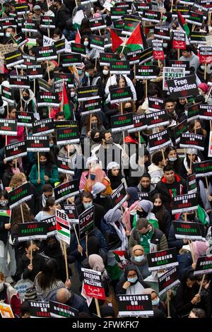 22/05/2021 Palästina-solidaritätsmarsch Londoner Demonstranten nehmen an einem Demonstration in London, um gegen den jüngsten israelischen Bombenanschlag zu protestieren Kampagne Stockfoto