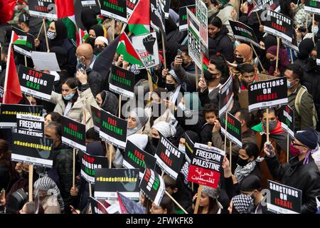 22/05/2021 Palästina-solidaritätsmarsch Londoner Demonstranten nehmen an einem Demonstration in London, um gegen den jüngsten israelischen Bombenanschlag zu protestieren Kampagne Stockfoto