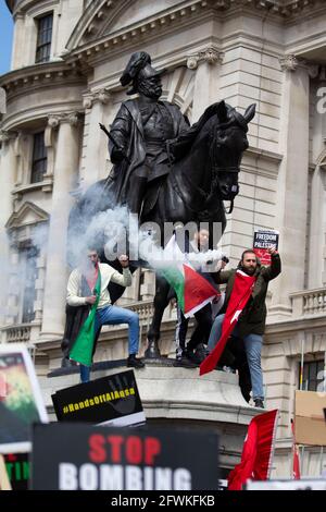 22/05/2021 Palästina-solidaritätsmarsch Londoner Demonstranten nehmen an einem Demonstration in London, um gegen den jüngsten israelischen Bombenanschlag zu protestieren Kampagne Stockfoto