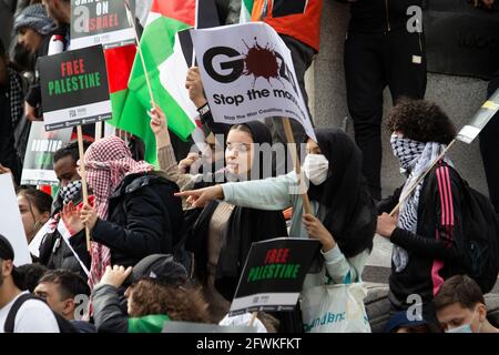 22/05/2021 Palästina-solidaritätsmarsch Londoner Demonstranten nehmen an einem Demonstration in London, um gegen den jüngsten israelischen Bombenanschlag zu protestieren Kampagne Stockfoto