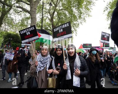 22/05/2021 Palästina-solidaritätsmarsch Londoner Demonstranten nehmen an einem Demonstration in London, um gegen den jüngsten israelischen Bombenanschlag zu protestieren Kampagne Stockfoto