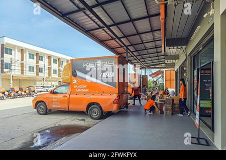 KANCHANABURI,THAILAND-SEPTEMBER 6,2020 : nicht identifiziertes Zustellpersonal bereitet Pakete in den Kerry Express Containerwagen vor, um sie den Kunden zu bringen Stockfoto