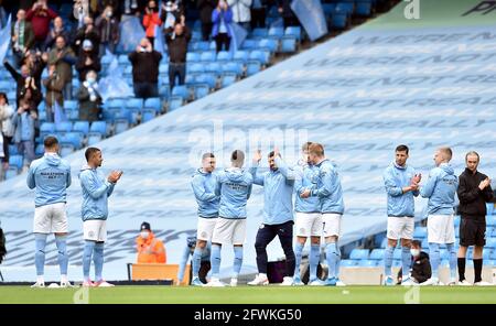 Sergio Aguero von Manchester City erhält vor dem Premier League-Spiel im Etihad Stadium in Manchester eine Ehrenwache. Bilddatum: Sonntag, 23. Mai 2021. Stockfoto