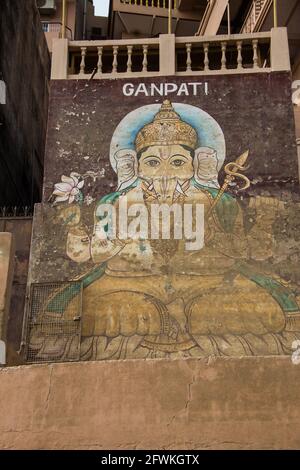 Eine Darstellung von Ganesh, dem Hindu-gott, der nach der Monsunflutung des Ganges in Varanasi, Indien, teilweise durch Schlamm verdeckt wurde. Stockfoto