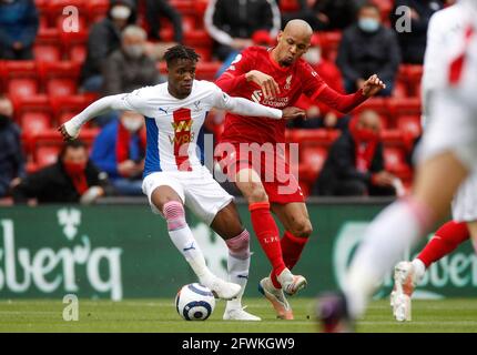 Wilfried Zaha vom Crystal Palace (links) und Fabinha von Liverpool kämpfen während des Spiels der Premier League in Anfield, Liverpool, um den Ball. Bilddatum: Sonntag, 23. Mai 2021. Stockfoto