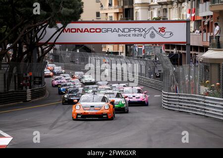 Monte-Carlo, Monaco. Mai 2021. Start, # 25 Larry ten Voorde (NL, Team GP Elite), # 20 Jaxon Evans (NZ, Martinet von Almeras), Porsche Mobil 1 Supercup, Monaco 2021 am Circuit de Monaco am 23. Mai 2021 in Monte-Carlo, Monaco. (Foto von HOCH ZWEI) Quelle: dpa/Alamy Live News Stockfoto