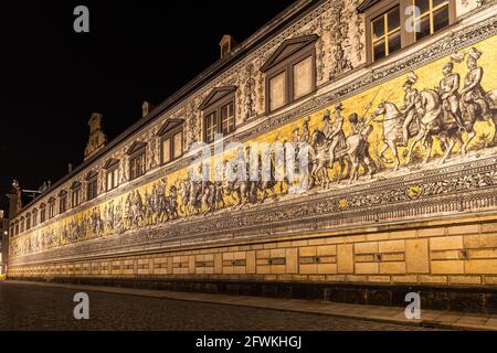 Nachtansicht des Fürstenzugs-Gemäldes an der Wand außerhalb des Dresdner Schlosses Residenzschloss in Dresden, Sachsen, Deutschland Stockfoto