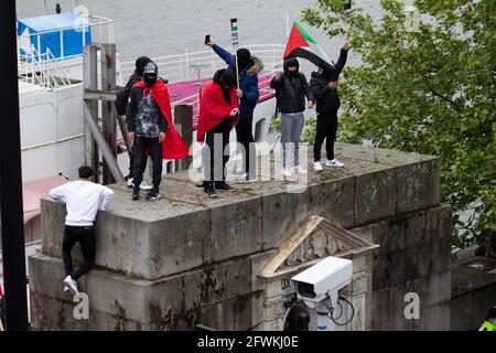 22/05/2021 Palästina-solidaritätsmarsch London Junge männliche Demonstranten steigen in die Struktur Über der Überwachungskamera während der Teilnahme an einer Demonstration in London, um gegen die jüngste israelische Bombenkampagne zu protestieren Stockfoto