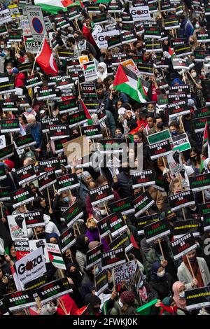 22/05/2021 Palästina-solidaritätsmarsch Londoner Demonstranten nehmen an einem Demonstration in London, um gegen den jüngsten israelischen Bombenanschlag zu protestieren Kampagne