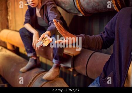 Drogenabhängiger Mann und Frau raucht beim Entzug Stockfoto