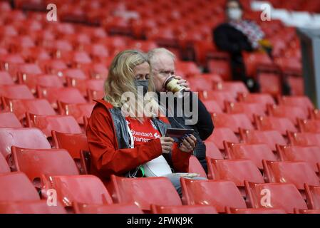 Liverpool, Großbritannien. Mai 2021. Liverpool Fans zurück im Stadion. Premier League Spiel, Liverpool gegen Crystal Palace im Anfield Stadium in Liverpool am Sonntag, 23. Mai 2021. Dieses Bild darf nur für redaktionelle Zwecke verwendet werden. Nur zur redaktionellen Verwendung, Lizenz für kommerzielle Nutzung erforderlich. Keine Verwendung in Wetten, Spielen oder einem einzigen Club / Liga / Spieler Publikationen. PIC von Chris Stading / Andrew Orchard Sport Fotografie / Alamy Live News Kredit: Andrew Orchard Sport Fotografie / Alamy Live News Stockfoto