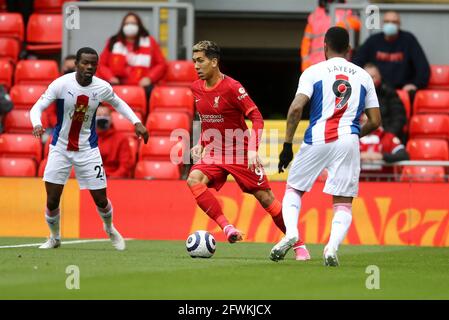 Liverpool, Großbritannien. Mai 2021. Roberto Firmino aus Liverpool (c) in Aktion. Premier League Spiel, Liverpool gegen Crystal Palace im Anfield Stadium in Liverpool am Sonntag, 23. Mai 2021. Dieses Bild darf nur für redaktionelle Zwecke verwendet werden. Nur zur redaktionellen Verwendung, Lizenz für kommerzielle Nutzung erforderlich. Keine Verwendung in Wetten, Spielen oder einem einzigen Club / Liga / Spieler Publikationen. PIC von Chris Stading / Andrew Orchard Sport Fotografie / Alamy Live News Kredit: Andrew Orchard Sport Fotografie / Alamy Live News Stockfoto