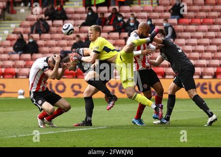 Chris Basham von Sheffield United (links) kollidiert beim Premier League-Spiel in der Bramall Lane, Sheffield, mit James Tarkowski von Burnley. Bilddatum: Sonntag, 23. Mai 2021. Stockfoto