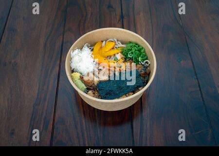 Japanisches Essen - Soba-Nudeln mit Huhn Stockfoto