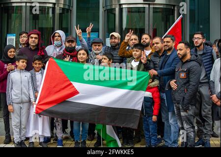 Slough, berkshire, Großbritannien. Mai 2021. Eine große Gruppe von Demonstranten versammelten sich heute Nachmittag vor den Büros des Slough Council zu einem friedlichen Protest gegen das Freie Palästina. Zwei Mitglieder der Polizei von Thames Valley waren anwesend. Quelle: Maureen McLean/Alamy Live News Stockfoto