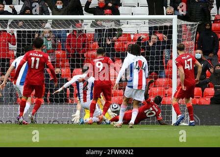 Liverpool, Großbritannien. Mai 2021. Sadio Mane aus Liverpool (10) erzielt seinen Mannschaften den 1. Treffer. Premier League Spiel, Liverpool gegen Crystal Palace im Anfield Stadium in Liverpool am Sonntag, 23. Mai 2021. Dieses Bild darf nur für redaktionelle Zwecke verwendet werden. Nur zur redaktionellen Verwendung, Lizenz für kommerzielle Nutzung erforderlich. Keine Verwendung in Wetten, Spielen oder einem einzigen Club / Liga / Spieler Publikationen. PIC von Chris Stading / Andrew Orchard Sport Fotografie / Alamy Live News Kredit: Andrew Orchard Sport Fotografie / Alamy Live News Stockfoto