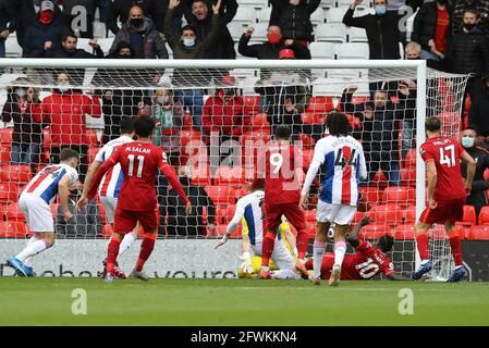 Liverpool, Großbritannien. Mai 2021. Sadio Mane aus Liverpool (10) erzielt seinen Mannschaften den 1. Treffer. Premier League Spiel, Liverpool gegen Crystal Palace im Anfield Stadium in Liverpool am Sonntag, 23. Mai 2021. Dieses Bild darf nur für redaktionelle Zwecke verwendet werden. Nur zur redaktionellen Verwendung, Lizenz für kommerzielle Nutzung erforderlich. Keine Verwendung in Wetten, Spielen oder einem einzigen Club / Liga / Spieler Publikationen. PIC von Chris Stading / Andrew Orchard Sport Fotografie / Alamy Live News Kredit: Andrew Orchard Sport Fotografie / Alamy Live News Stockfoto