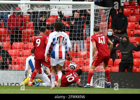 Liverpool, Großbritannien. Mai 2021. Sadio Mane aus Liverpool (10) erzielt seinen Mannschaften den 1. Treffer. Premier League Spiel, Liverpool gegen Crystal Palace im Anfield Stadium in Liverpool am Sonntag, 23. Mai 2021. Dieses Bild darf nur für redaktionelle Zwecke verwendet werden. Nur zur redaktionellen Verwendung, Lizenz für kommerzielle Nutzung erforderlich. Keine Verwendung in Wetten, Spielen oder einem einzigen Club / Liga / Spieler Publikationen. PIC von Chris Stading / Andrew Orchard Sport Fotografie / Alamy Live News Kredit: Andrew Orchard Sport Fotografie / Alamy Live News Stockfoto