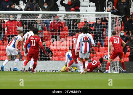 Liverpool, Großbritannien. Mai 2021. Sadio Mane aus Liverpool (10) erzielt seinen Mannschaften den 1. Treffer. Premier League Spiel, Liverpool gegen Crystal Palace im Anfield Stadium in Liverpool am Sonntag, 23. Mai 2021. Dieses Bild darf nur für redaktionelle Zwecke verwendet werden. Nur zur redaktionellen Verwendung, Lizenz für kommerzielle Nutzung erforderlich. Keine Verwendung in Wetten, Spielen oder einem einzigen Club / Liga / Spieler Publikationen. PIC von Chris Stading / Andrew Orchard Sport Fotografie / Alamy Live News Kredit: Andrew Orchard Sport Fotografie / Alamy Live News Stockfoto