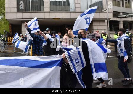 High Street Kensington, London, Großbritannien. Mai 2021. Pro-Israel-Anhänger vor der israelischen Botschaft in der High Street Kensington. Kredit: Matthew Chattle/Alamy Live Nachrichten Stockfoto