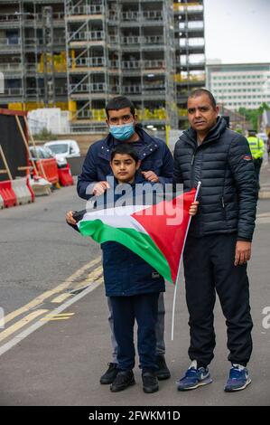 Slough, berkshire, Großbritannien. Mai 2021. Eine große Gruppe von Demonstranten versammelten sich heute Nachmittag vor den Büros des Slough Council zu einem friedlichen Protest gegen das Freie Palästina. Zwei Mitglieder der Polizei von Thames Valley waren anwesend. Quelle: Maureen McLean/Alamy Live News Stockfoto