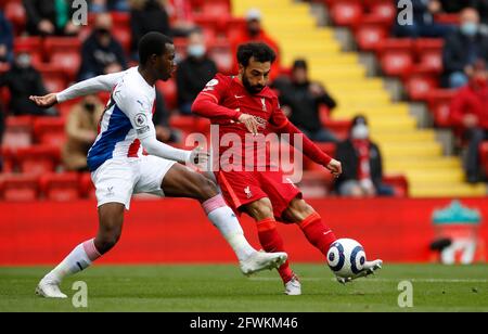 Tyrick Mitchell (links) aus dem Crystal Palace lenkt einen Schuss von Mohamed Salah aus Liverpool während des Spiels der Premier League in Anfield, Liverpool, ab. Bilddatum: Sonntag, 23. Mai 2021. Stockfoto