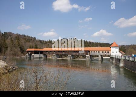 Blick auf Ickinger Weir, Oberbayern, Deutschland, Europa. Stockfoto