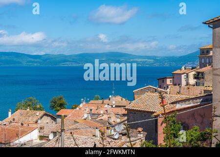 Landschaftlich schöner Anblick in Anguillara Sabazia an einem sonnigen Sommermorgen, Provinz Rom, Latium, Italien. Stockfoto