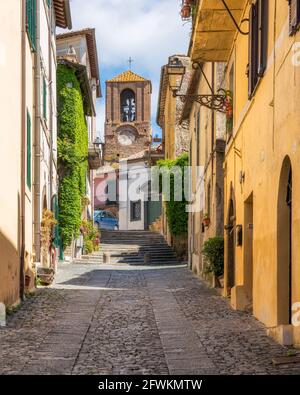 Landschaftlich schöner Anblick in Anguillara Sabazia an einem sonnigen Sommermorgen, Provinz Rom, Latium, Italien. Stockfoto