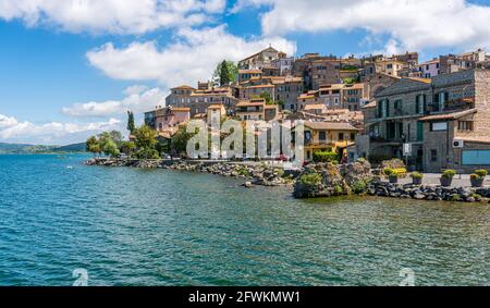 Landschaftlich schöner Anblick in Anguillara Sabazia an einem sonnigen Sommermorgen, Provinz Rom, Latium, Italien. Stockfoto