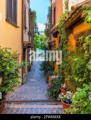 Landschaftlich reizvoller Anblick in Trevignano Romano, mit Blick auf den Bracciano-See. Provinz Rom, Latium, Italien. Stockfoto