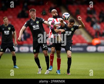 David McGoldrick von Sheffield United kämpft beim Premier League-Spiel in Bramall Lane, Sheffield, gegen Jimmy Dunne von Burnley (links) und Jack Cork von Burnley (rechts) um den Ball. Bilddatum: Sonntag, 23. Mai 2021. Stockfoto