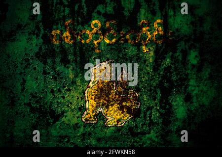 Myanmar, Sagaing Division Flagge auf grunge Metall Hintergrundtextur mit Kratzern und Rissen Stockfoto