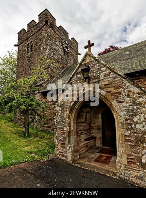 Die St. Faith's Church im Dorf Bacton in Herefordshire befindet sich in einer erhöhten Position und blickt auf den Fluss Dore und das Golden Valley. Stockfoto