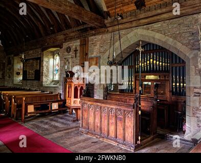 Die St. Faith's Church im Dorf Bacton in Herefordshire befindet sich in einer erhöhten Position und blickt auf den Fluss Dore und das Golden Valley. Stockfoto