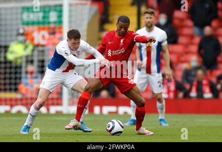 James McCarthy (links) von Crystal Palace und Georginio Wijnaldum von Liverpool kämpfen während des Premier League-Spiels in Anfield, Liverpool, um den Ball. Bilddatum: Sonntag, 23. Mai 2021. Stockfoto