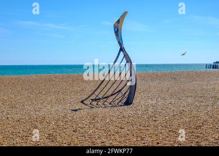 Staycation Idee. Die Landing Sculpture, das Prow eines normannischen Longboots, von Leigh Dyer, Hastings Beach, Hastings, East Sussex, England, Vereinigtes Königreich Stockfoto