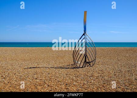 Staycation Idee. Die Landing Sculpture, das Prow eines normannischen Longboots, von Leigh Dyer, Hastings Beach, Hastings, East Sussex, England, Vereinigtes Königreich Stockfoto