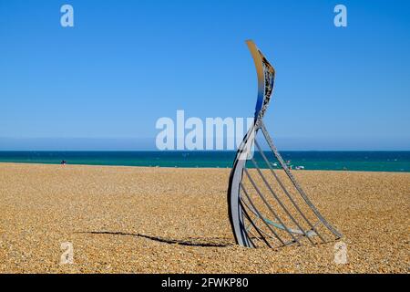 Staycation Idee. Die Landing Sculpture, das Prow eines normannischen Longboots, von Leigh Dyer, Hastings Beach, Hastings, East Sussex, England, Vereinigtes Königreich Stockfoto