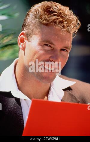 Unternehmen. Nahaufnahme eines jungen Mannes im Freien. Stockfoto