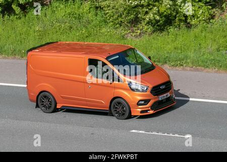 2019 Orange Ford Transit Custom 280 Limited Panel van, 1995cc; Fahrzeugverkehr, bewegliche Fahrzeuge, Autos, Fahrzeuge, die auf britischen Straßen fahren, Motoren, Fahren auf der Autobahn M6, britisches Straßennetz. Stockfoto