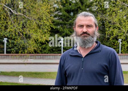 Ein Mann von 50 Jahren mit einem grauen Bart. Tag, horizontale Aufnahme Vorderansicht. Surgut, Russland - 17, Mai 2021. Stockfoto