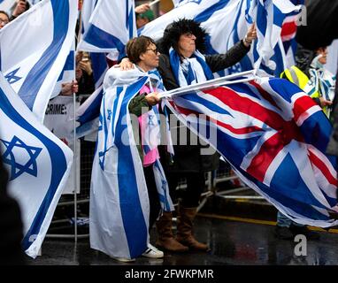 London, Großbritannien - 23. Mai 2021: Kundgebung zur Solidarität mit Israel, Kensington High Street, in der Nähe der israelischen Botschaft Stockfoto