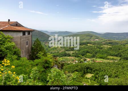 Castel di Sasso (Caserta, Italien) - das kleine mittelalterliche Dorf von Sasso, in der Provinz Caserta, wo sich die Ruinen der Mauern der anci befinden Stockfoto