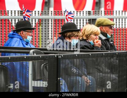 Zuschauer, die Gewerkschaftsflaggen auf ihren Hüten tragen, sitzen am zweiten Tag des FIH Pro League-Spiels im Lee Valley Hockey and Tennis Center im Stand. Bilddatum: Sonntag, 23. Mai 2021. Stockfoto