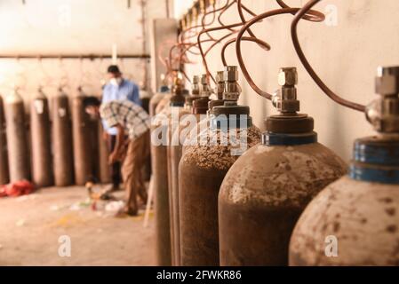 Guwahati, Indien. Mai 2021. Mitarbeiter einer Sauerstofftankstelle am Gauhati Medical College and Hospital in Guwahati, Indien, am 23. Mai 2021. Städte und Städte Indiens hatten Schwierigkeiten, COVID-19-Coronavirus-Patienten unter einem schweren Sauerstoffmangel beim Atmen zu halten. Quelle: David Talukdar/ZUMA Wire/Alamy Live News Stockfoto