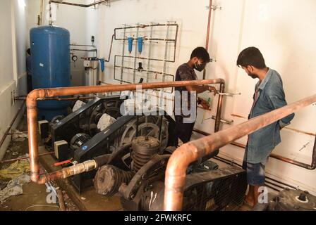 Guwahati, Indien. Mai 2021. Mitarbeiter in einer Sauerstoffproduktionsanlage am Gauhati Medical College and Hospital in Guwahati, Indien, am 23. Mai 2021. Städte und Städte Indiens hatten Schwierigkeiten, COVID-19-Coronavirus-Patienten unter einem schweren Sauerstoffmangel beim Atmen zu halten. Quelle: David Talukdar/ZUMA Wire/Alamy Live News Stockfoto