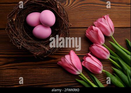 Rosa Tulpen und ostereier im dekorativen Nest Stockfoto