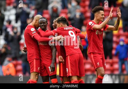 Liverpools Sadio Mane (2. Links) feiert mit Teamkollegen, nachdem sie während des Spiels in der Premier League in Anfield, Liverpool, das zweite Tor ihrer Mannschaft erzielt haben. Bilddatum: Sonntag, 23. Mai 2021. Stockfoto