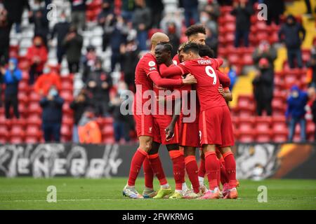 Liverpools Sadio Mane (2. Links) feiert mit Teamkollegen, nachdem sie während des Spiels in der Premier League in Anfield, Liverpool, das zweite Tor ihrer Mannschaft erzielt haben. Bilddatum: Sonntag, 23. Mai 2021. Stockfoto